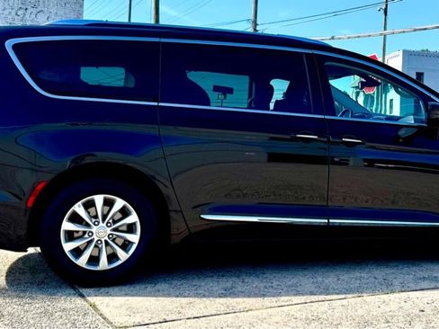 Used 2019 Chrysler Pacifica Touring-L FWD image 4