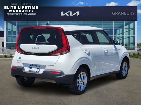 Used 2022 Kia Soul LX w/ Technology Package FWD image 5