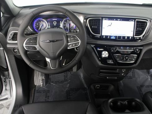 New 2026 Chrysler Pacifica Select image 11