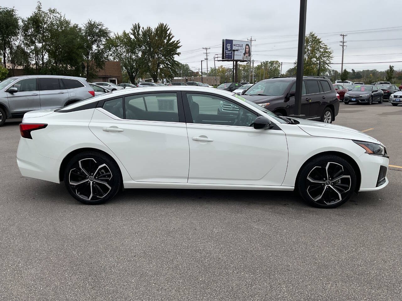 Used 2025 Nissan Altima 2.5 SR FWD image 9