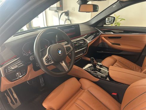 Used 2023 BMW M550i xDrive w/ Dynamic Handling Package image 40