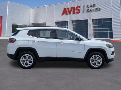 Used 2025 Jeep Compass Latitude w/ Sun & Sound Group AWD/4WD image 5