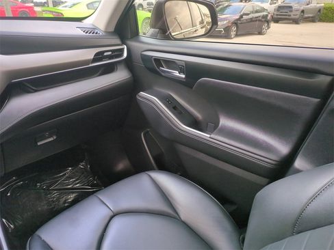 Used 2024 Toyota Highlander LE image 20