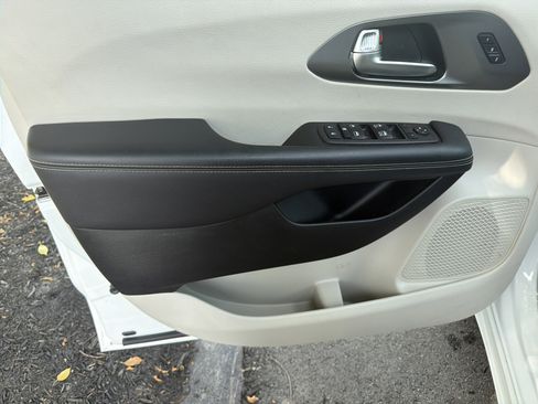 Used 2023 Chrysler Pacifica Touring-L FWD image 16