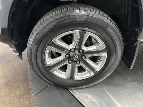 Used 2017 Toyota Tacoma Limited image 31