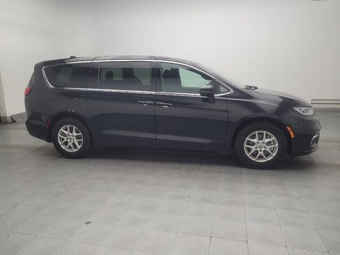 Used 2023 Chrysler Pacifica Touring FWD image 11
