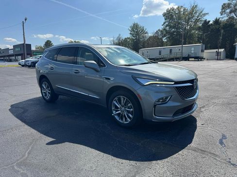 Used 2023 Buick Enclave Avenir w/ Avenir Technology Package FWD image 4