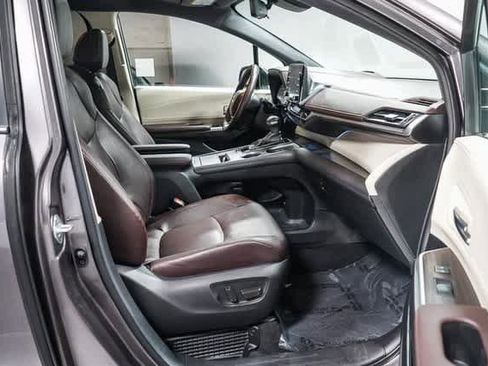 Certified 2023 Toyota Sienna Platinum image 18