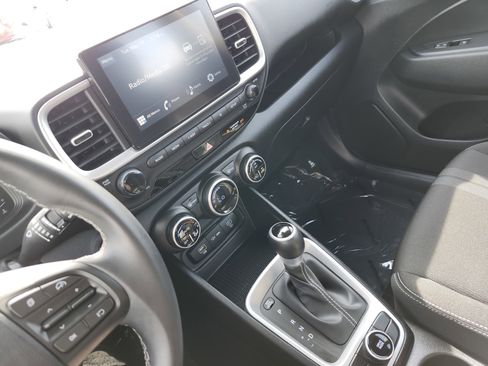 Used 2025 Hyundai Venue SEL FWD image 28