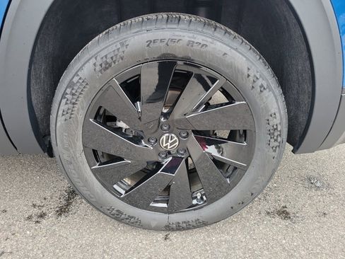 Certified 2025 Volkswagen Atlas SE image 27