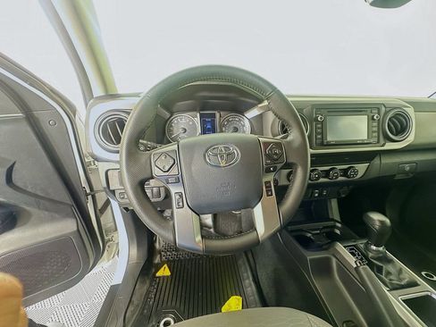 Used 2019 Toyota Tacoma SR5 AWD/4WD image 11
