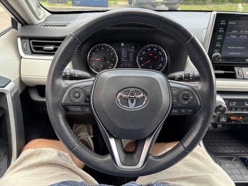 Used 2019 Toyota RAV4 XLE Premium w/ Cold Weather Package AWD/4WD image 18