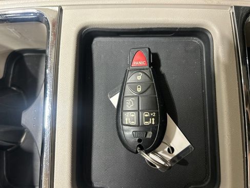 Used 2014 Chrysler Town & Country Touring FWD image 33