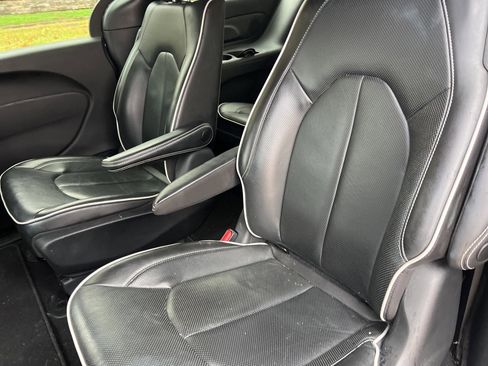 Used 2022 Chrysler Pacifica Limited w/ S Appearance Package image 12