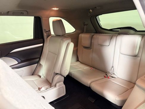 Used 2016 Toyota Highlander XLE image 22