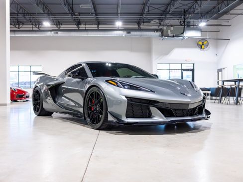 Used 2024 Chevrolet Corvette Z06 w/ Z07 Performance Package RWD image 3