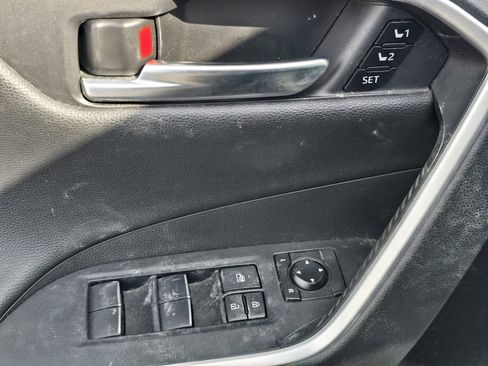 Used 2019 Toyota RAV4 Limited image 16