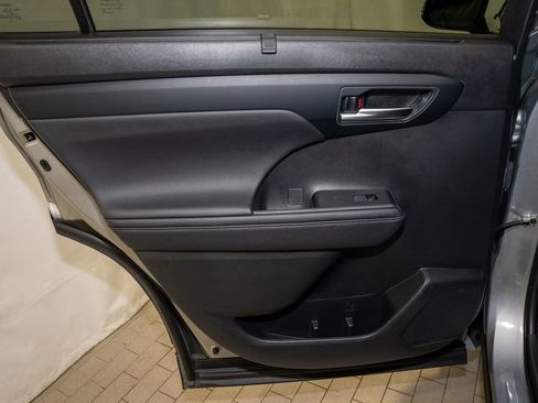 Used 2023 Toyota Highlander XLE image 12