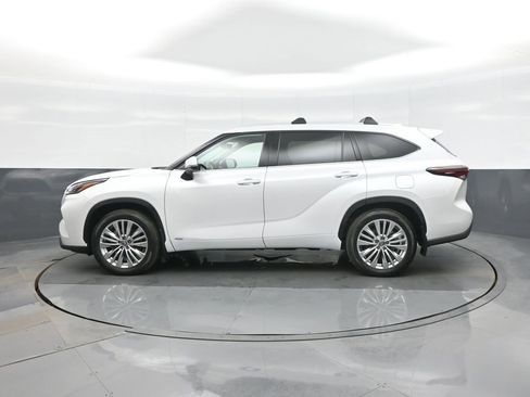 Used 2025 Toyota Highlander Platinum image 4