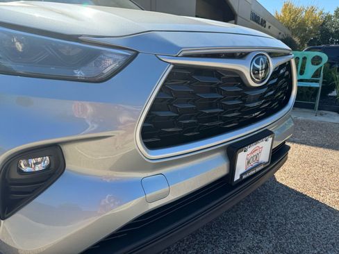 Used 2022 Toyota Highlander LE image 2