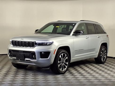 Used 2023 Jeep Grand Cherokee Overland AWD/4WD image 3