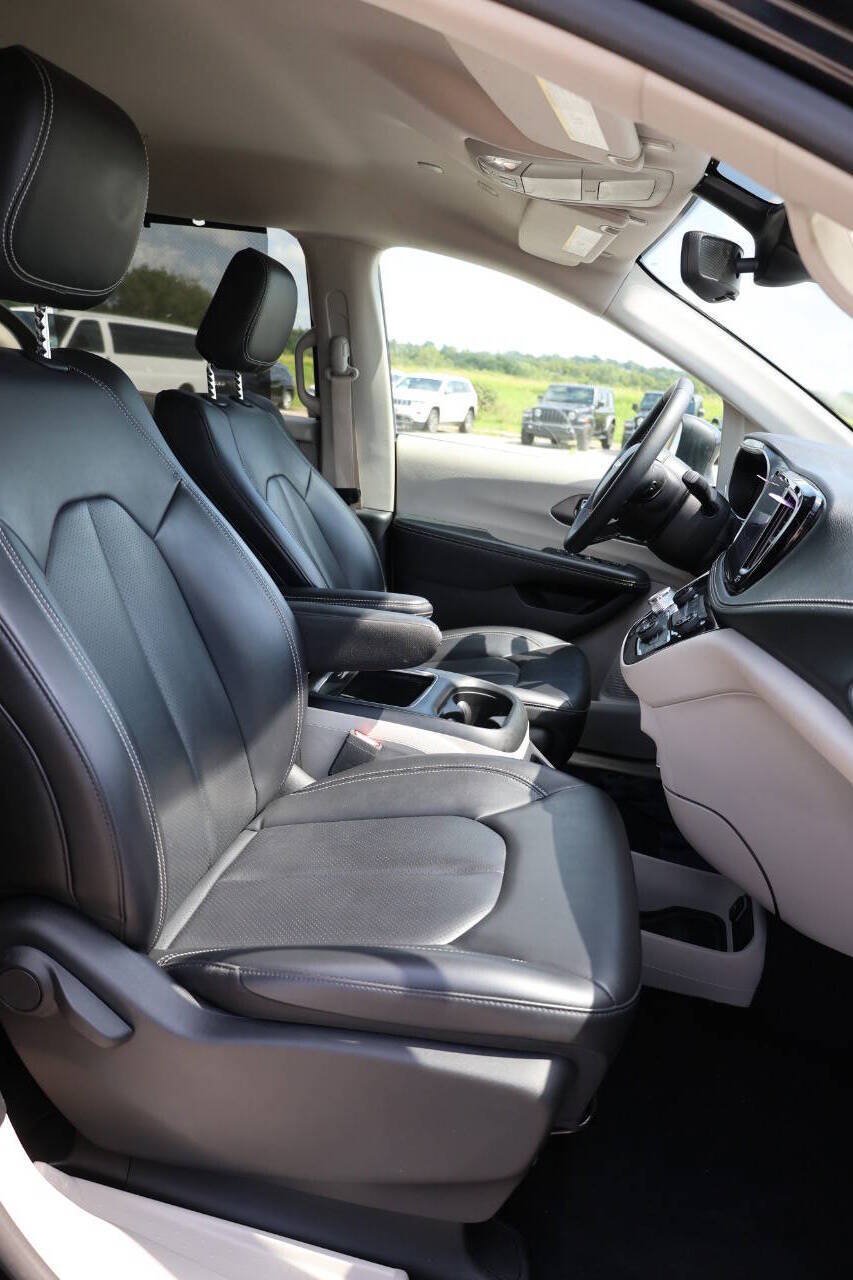 Used 2023 Chrysler Pacifica Touring-L FWD image 15