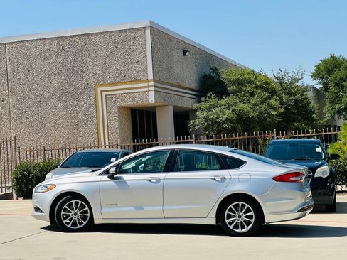 Used 2017 Ford Fusion SE FWD image 7
