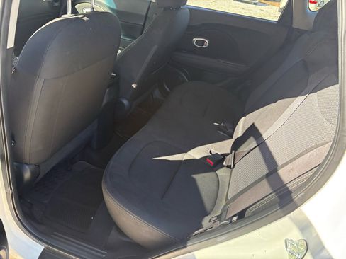 Used 2017 Kia Soul + image 7
