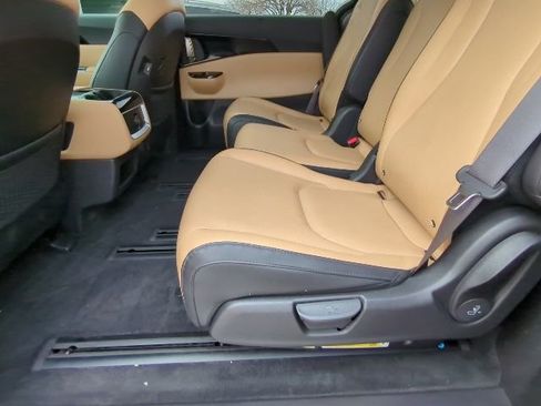 Used 2024 Kia Carnival EX image 19