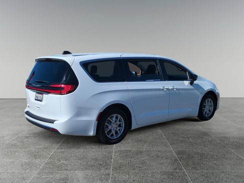 Used 2024 Chrysler Pacifica Touring FWD image 5
