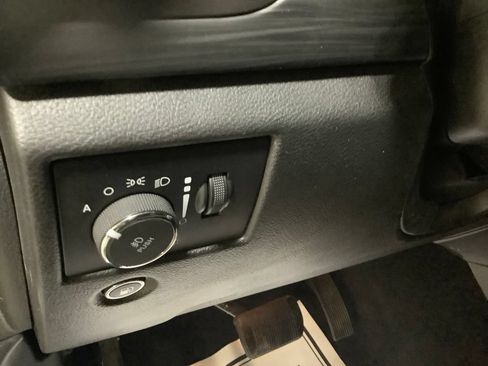 Used 2021 Jeep Grand Cherokee Laredo AWD/4WD image 19
