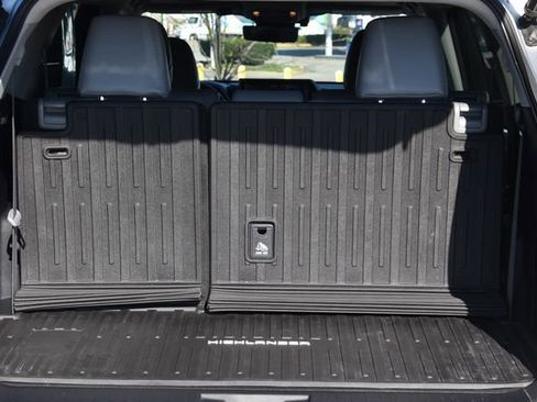 Used 2021 Toyota Highlander Platinum image 24