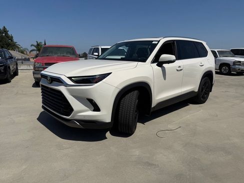Used 2024 Toyota Grand Highlander AWD image 3