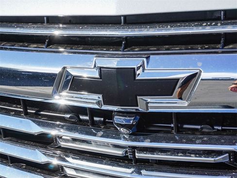 New 2026 Chevrolet Suburban Premier image 4