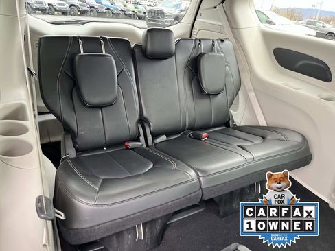 Used 2023 Chrysler Pacifica Touring-L image 18
