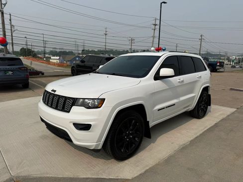 Used 2021 Jeep Grand Cherokee Laredo X AWD/4WD image 5