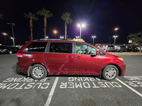Used 2013 Toyota Sienna XLE FWD image 4