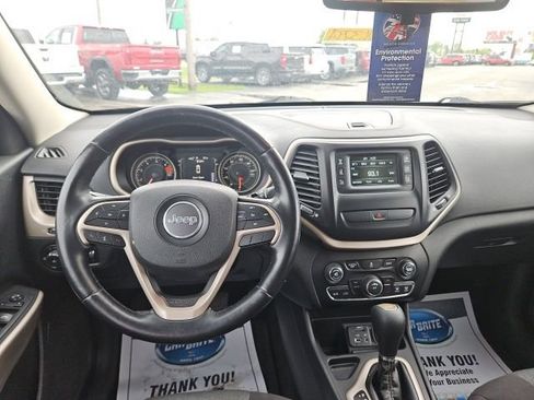 Used 2018 Jeep Cherokee Latitude w/ Altitude Package FWD image 14