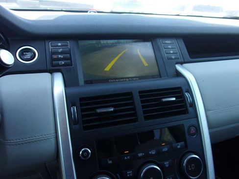 Used 2019 Land Rover Discovery Sport SE image 17