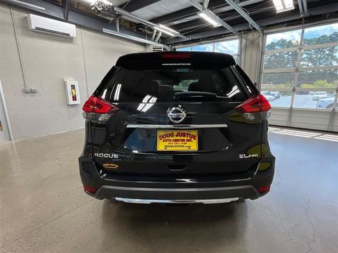 Used 2017 Nissan Rogue SL w/ SL Premium Package AWD/4WD image 4