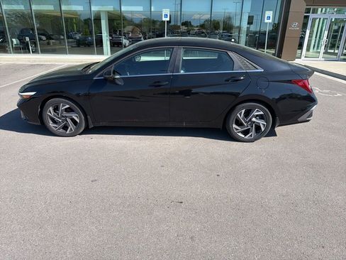 Used 2025 Hyundai Elantra Limited image 16