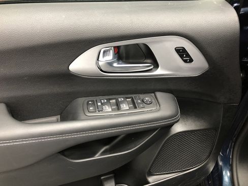 Certified 2025 Chrysler Pacifica Limited image 17