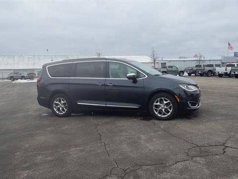 Used 2019 Chrysler Pacifica Limited image 2