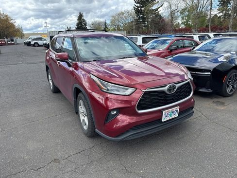 Used 2021 Toyota Highlander LE image 1