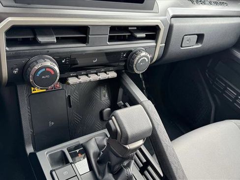 Certified 2025 Toyota Tacoma SR5 AWD/4WD image 15