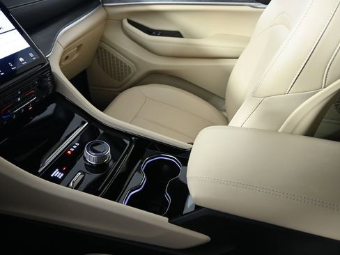 Used 2023 Jeep Grand Cherokee Limited image 33