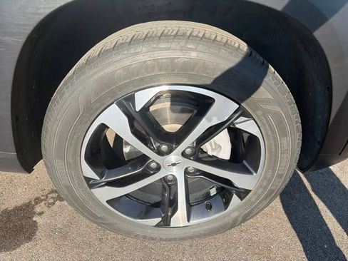Used 2024 Chevrolet Trax RS w/ Sunroof Package FWD image 4