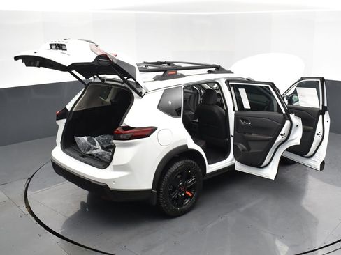 Certified 2025 Nissan Rogue SV image 29