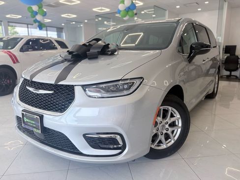 Used 2024 Chrysler Pacifica Touring-L FWD image 1