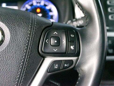 Used 2017 Toyota Highlander XLE AWD/4WD image 16
